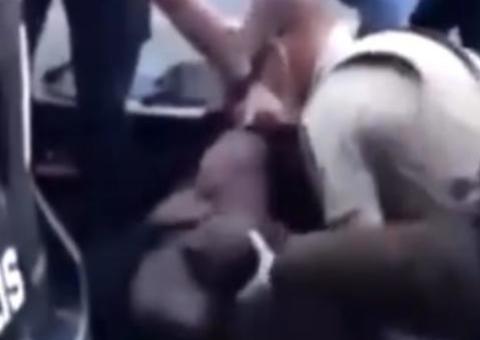 Caso Floyd: Novo vídeo mostra policial discutindo com testemunhas e vítima inconsciente   