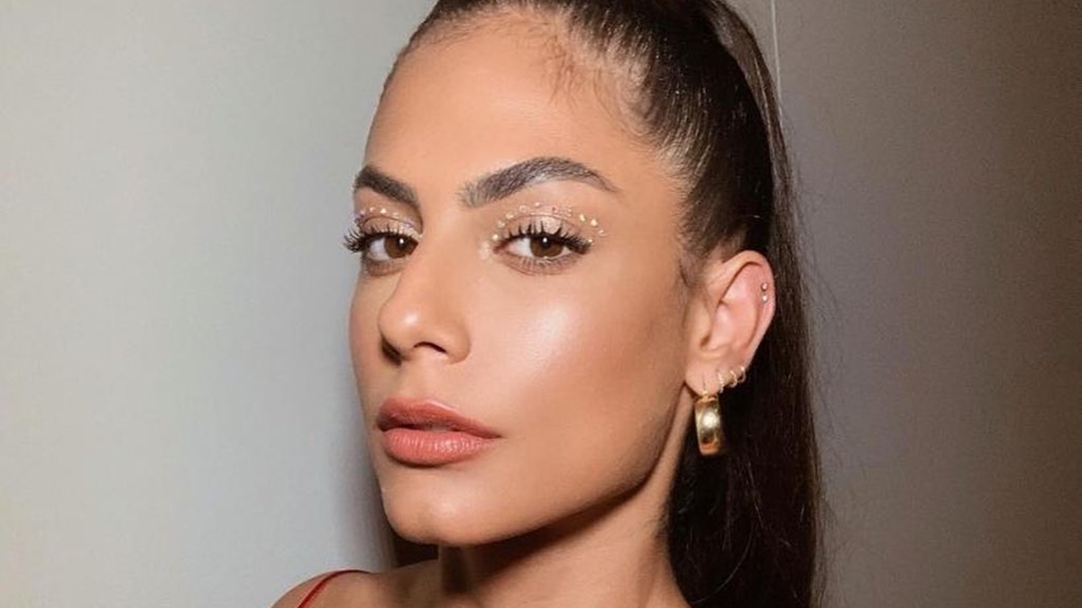 De fio-dental, Mari Gonzalez empina bumbum com look ousado 