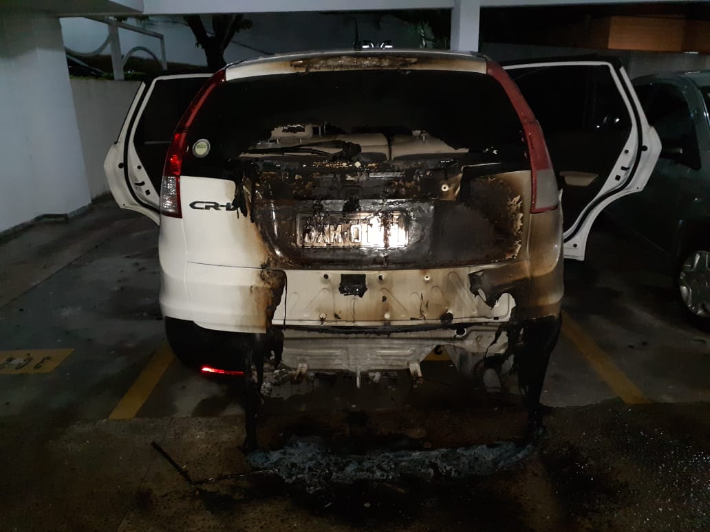 Síndica tem carro incendiado dentro de condomínio de luxo em Manaus