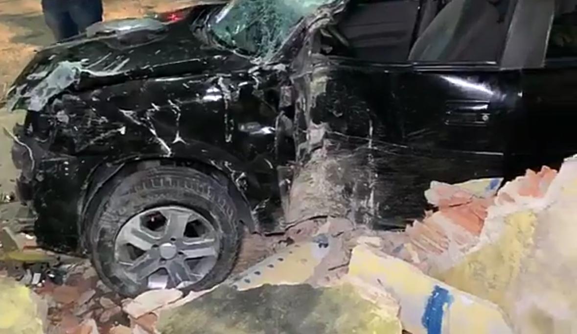 Para evitar tragédia, motorista muda trajeto e destrói carro em muro