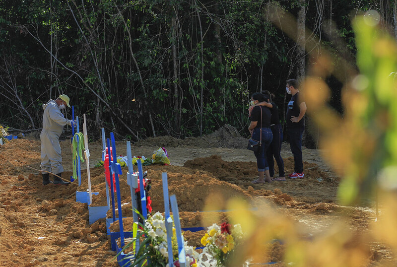 Após redução, Manaus volta a registrar mais de 40 enterros em um dia 