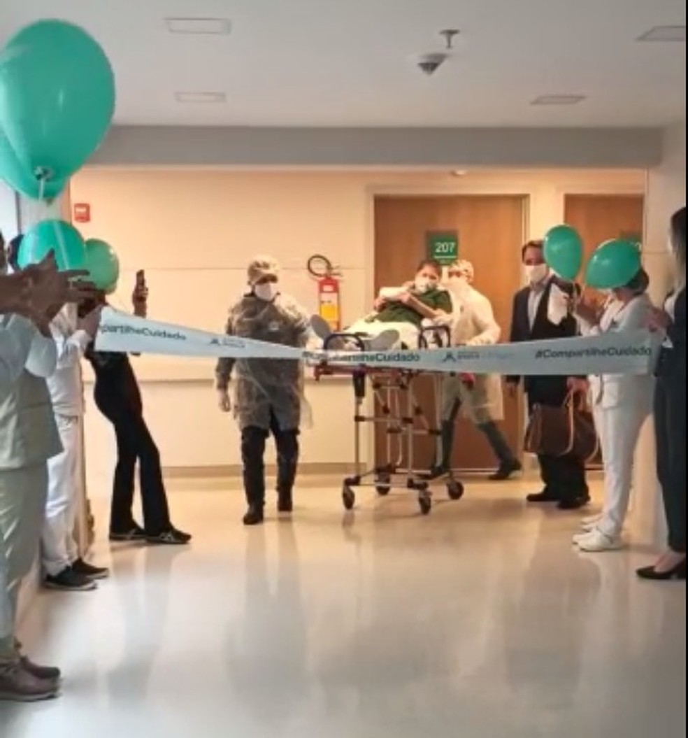 Primeira paciente com coronavírus recebe alta médica após 105 dias internada