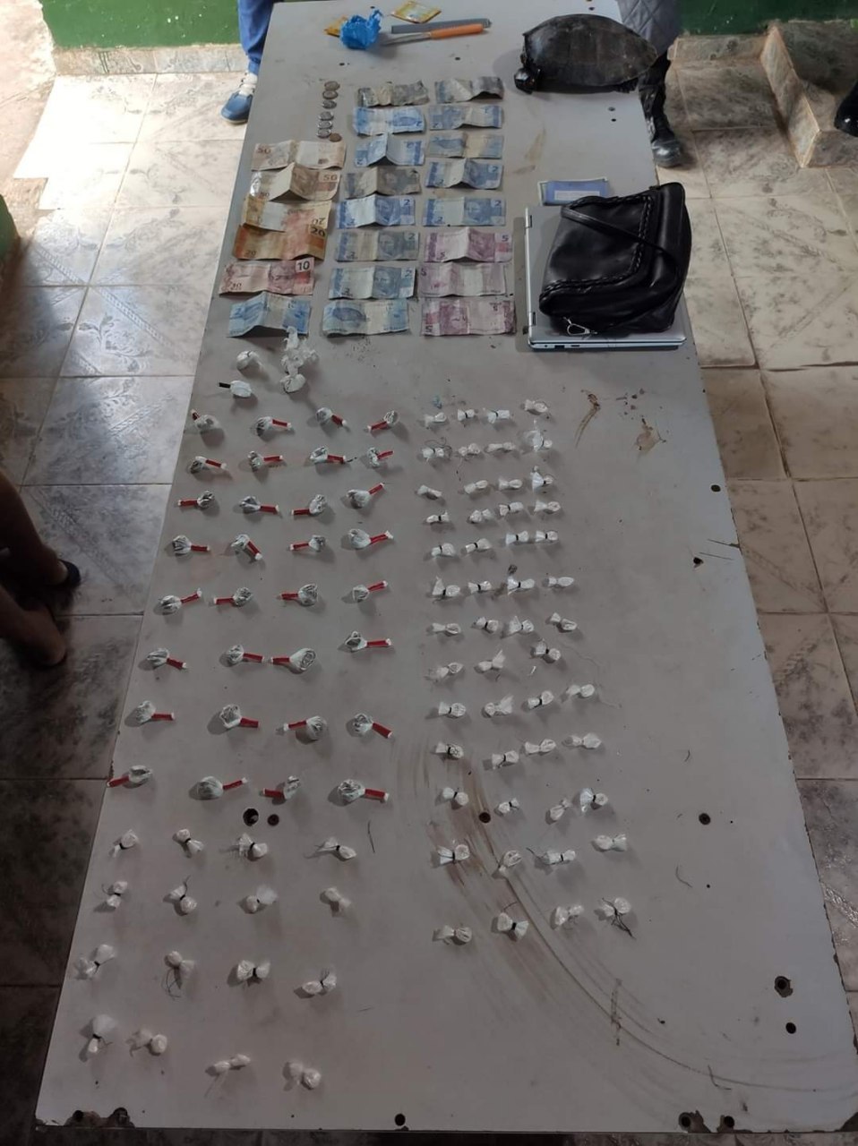 Casal é preso vendendo drogas no Amazonas 