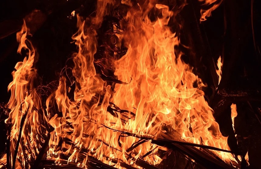 Homem ateia fogo na própria casa após namorada proibir ele de sair