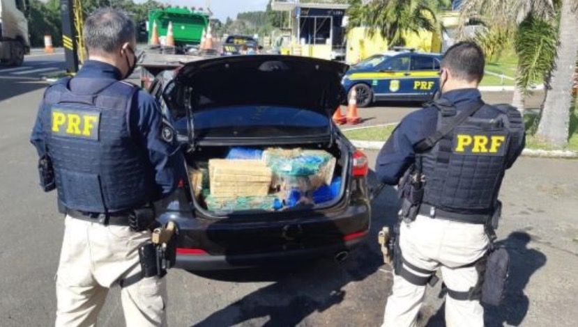 Professora é presa transportando 392 kg de maconha em carro roubado 