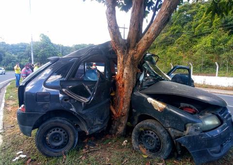Acidente: Motorista fica preso às ferragens após batida violenta contra àrvore; Veja vídeo 