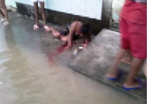 Vídeo mostra mulher sendo esfaqueada durante briga em rua alagada 