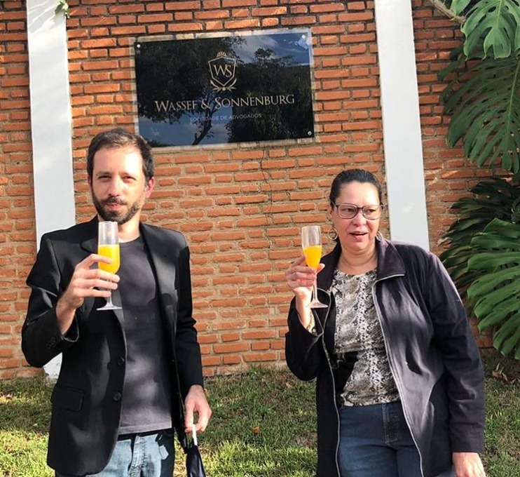 Filha de Olavo de Carvalho toma suco de laranja em frente a casa onde Queiroz foi preso