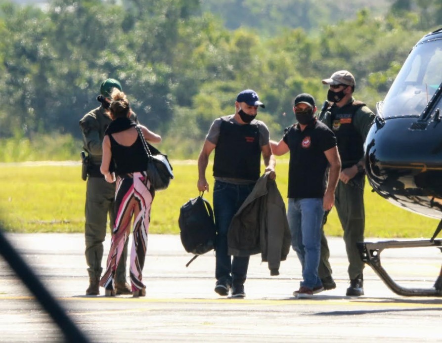 Filha diz que Queiroz ‘é burro’ e esposa pergunta quando ele vai fechar o ‘cara*** da boca’