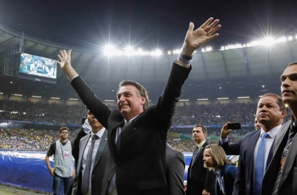 Bolsonaro divulga MP que altera direitos de transmissão em jogos de futebol