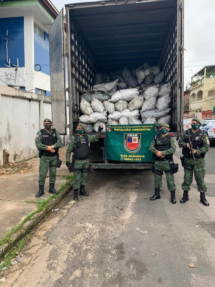 Homem é detido e caminhão com carvão ilegal é apreendido na rodovia AM-010 