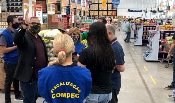 Supermercado é flagrado vendendo produtos estragados e com preços abusivos em Manaus