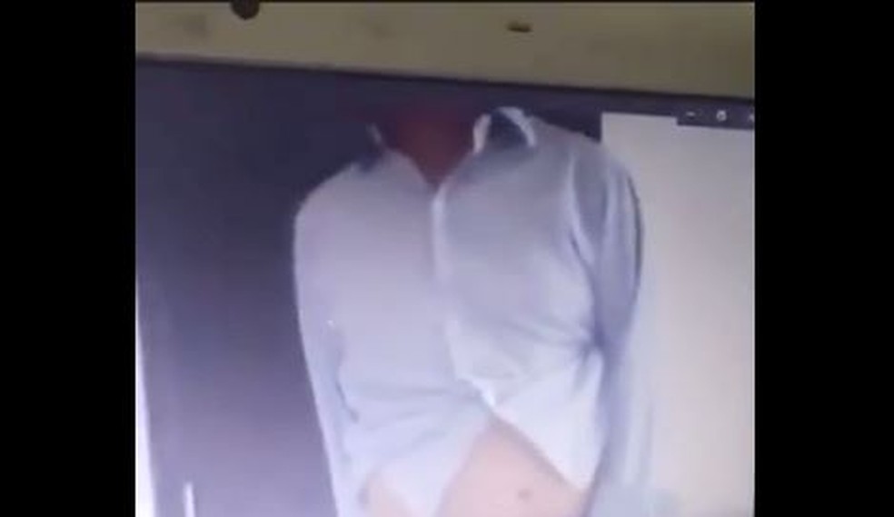 Professor de escola é flagrado se masturbando em aula virtual