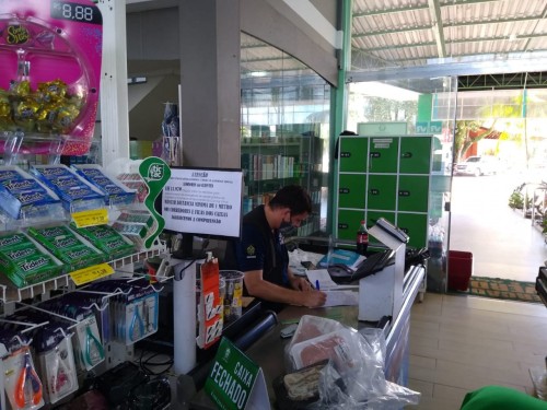 Aproximadamente 400kg de alimentos vencidos são apreendidos em comércios no Amazonas