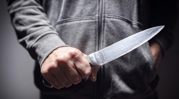 Homem esfaqueia mulher e dá tapa no rosto do filho recém-nascido que estava sendo amamentado 