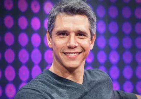 Em vídeo viralizado, Márcio Garcia 'pira' e tasca beijo ao ver Bolsonaro: 'só não pode se apaixonar'