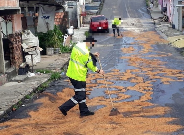 Após causar acidentes em série, ônibus que derramou óleo em pista é encontrado em Manaus