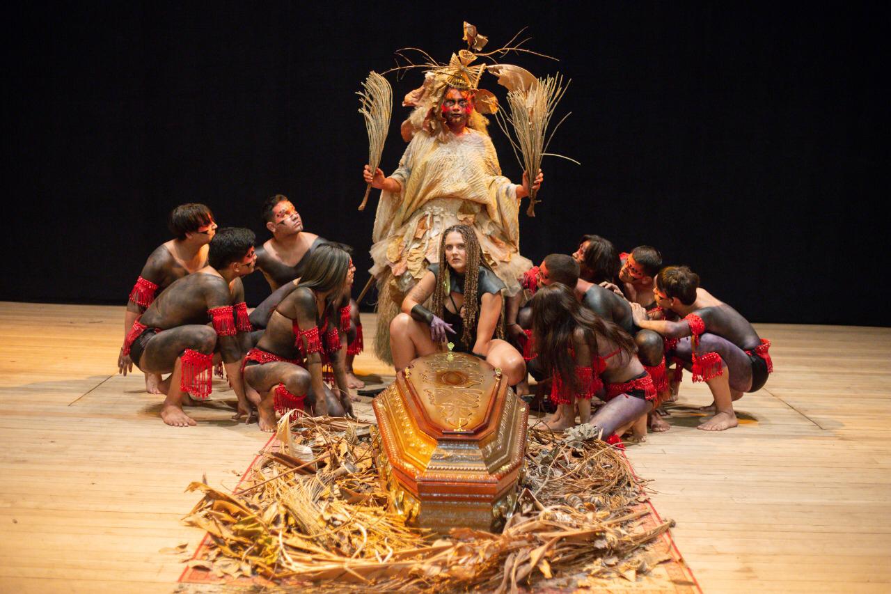 Márcia Novo lança clipe com funeral indígena no Teatro Amazonas; assista