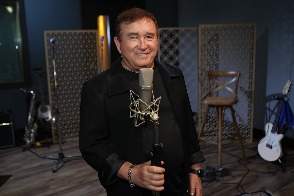 Amado Batista descobre nascimento de neta durante live: 'que maravilha!'