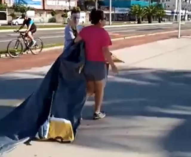Vídeo: Revoltada, mulher arranca faixas contra Bolsonaro durante protesto 