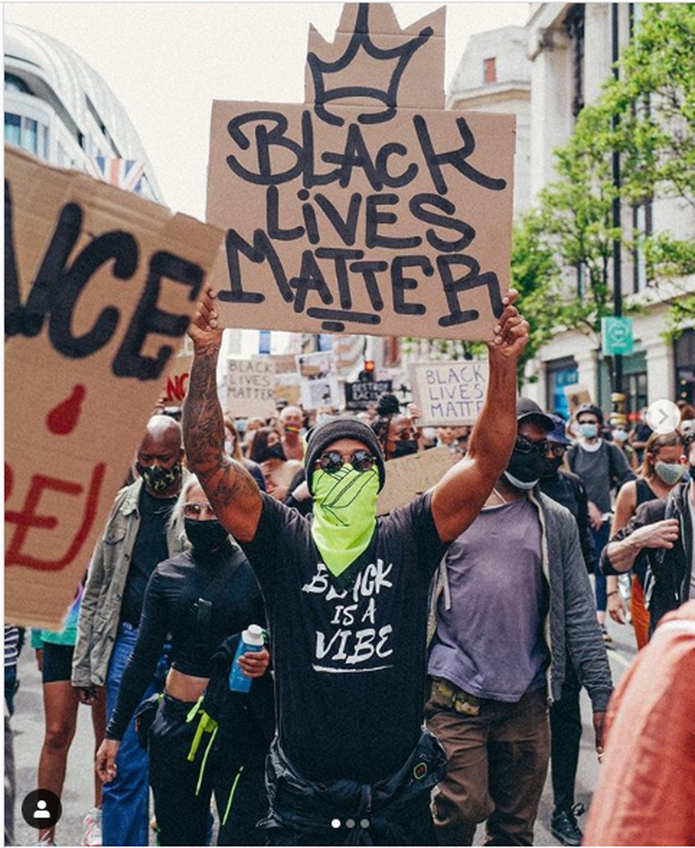 Lewis Hamilton participa de protesto contra racismo: 'tive orgulho de estar lá'