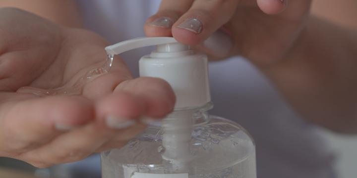 Em Manaus, lei obriga que supermercados ofereçam álcool em gel para clientes