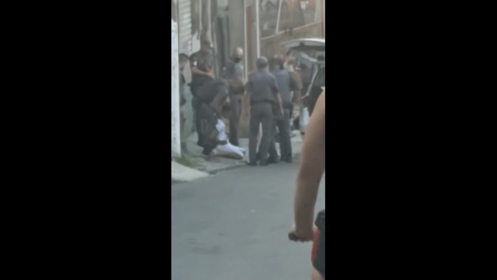 Jovem desmaia após ser estrangulado 2 vezes por policiais militares 