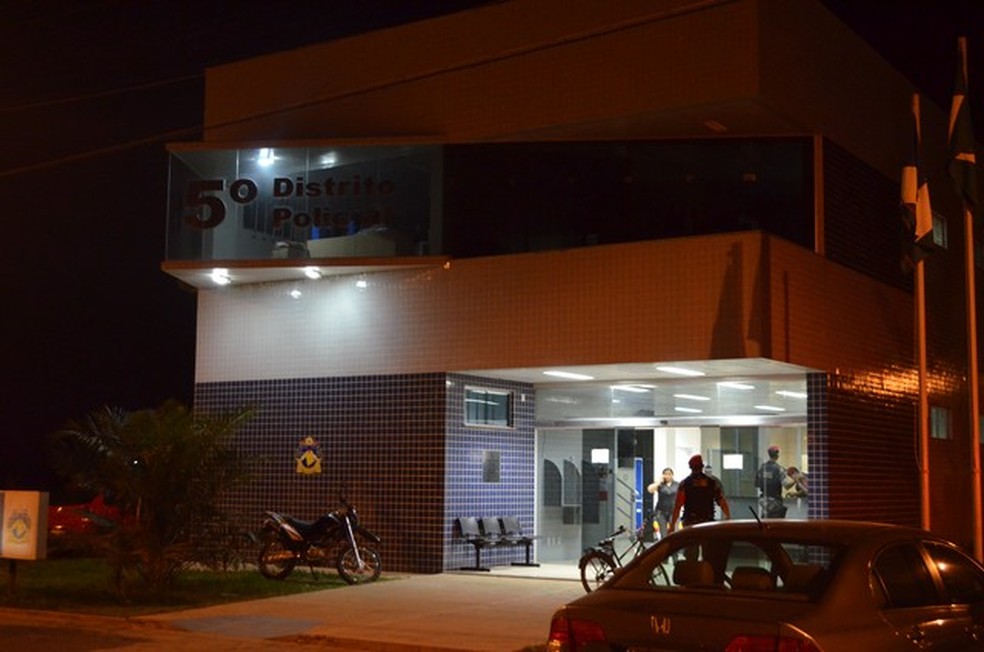 Mulher ataca amante com água quente após flagrar traição do marido 