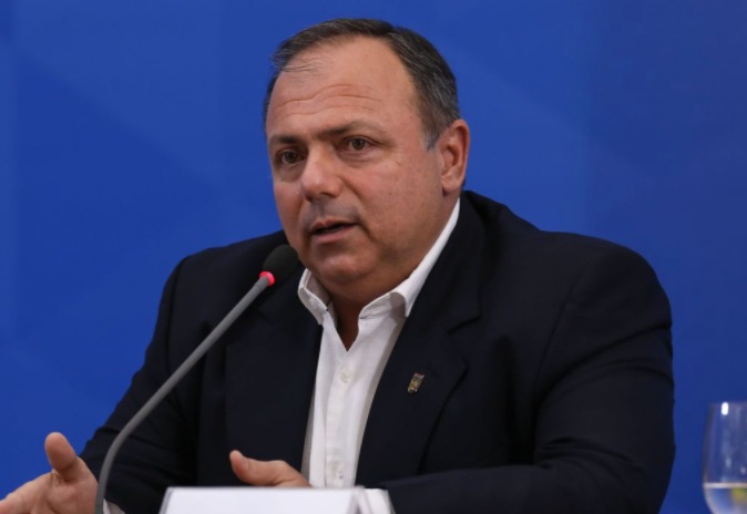 Brasil negocia acordo para fabricar vacina de Oxford contra covid-19, diz Pazuello