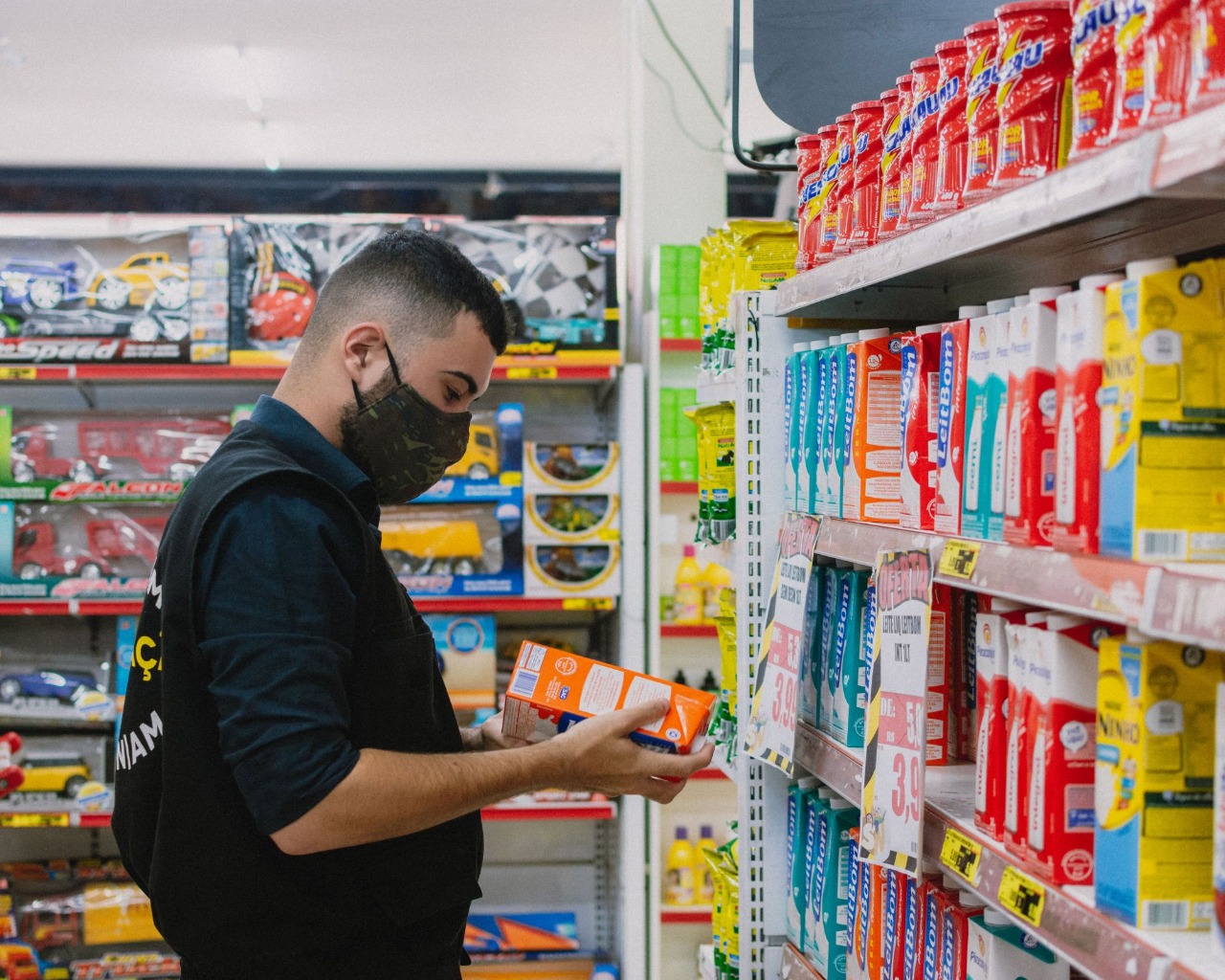 Supermercados têm 90 quilos de alimentos vencidos apreendidos pelo Procon em Manaus