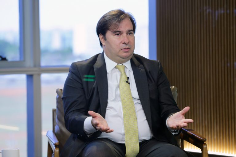 Prisão em 2ª instância e reforma tributária poderão ser votadas em agosto, diz Maia  