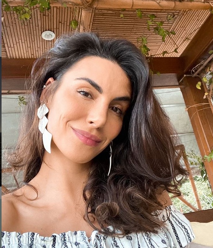 Aos 32, Mel Fronckowiak assume cabelos brancos e é elogiada por fãs