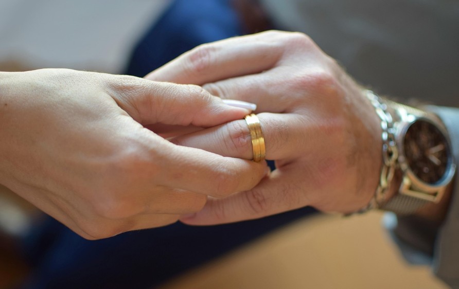 Justiça anula casamento após cerimônia conduzida com discurso do ChatGPT