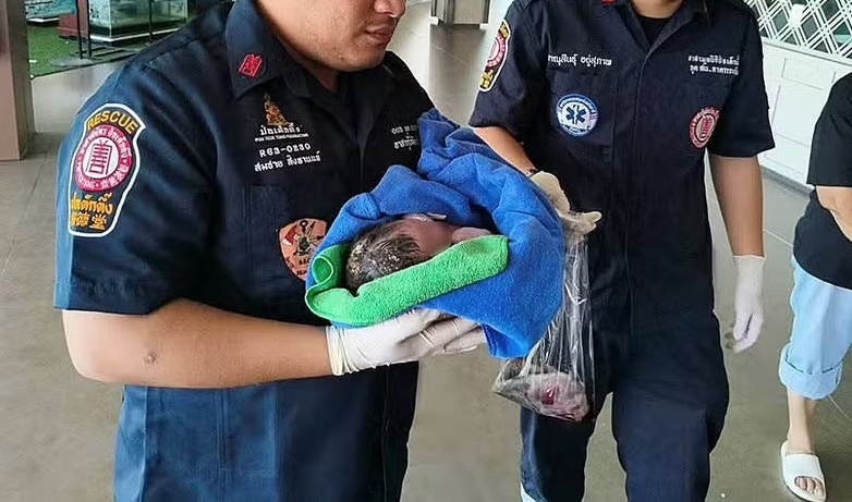 Bebê recém-nascida é resgatada viva dentro de caixa de descarga