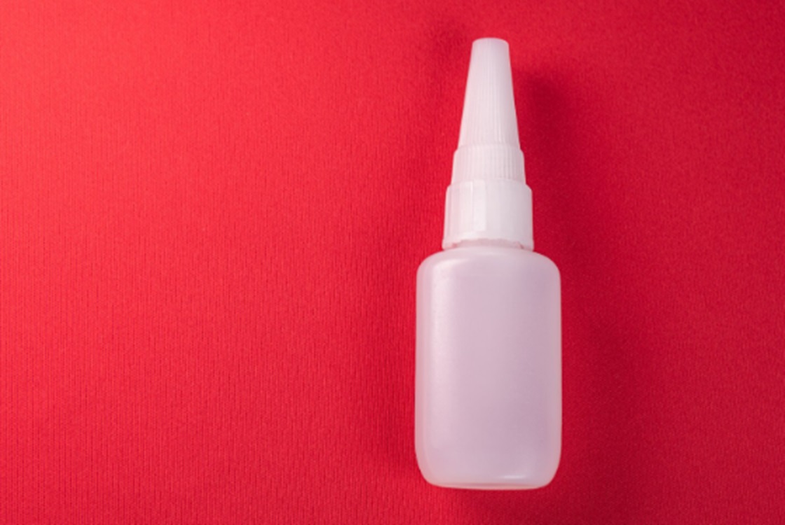 Homem pinga cola instantânea no olho ao confundir com colírio e é socorrido pelo SAMU