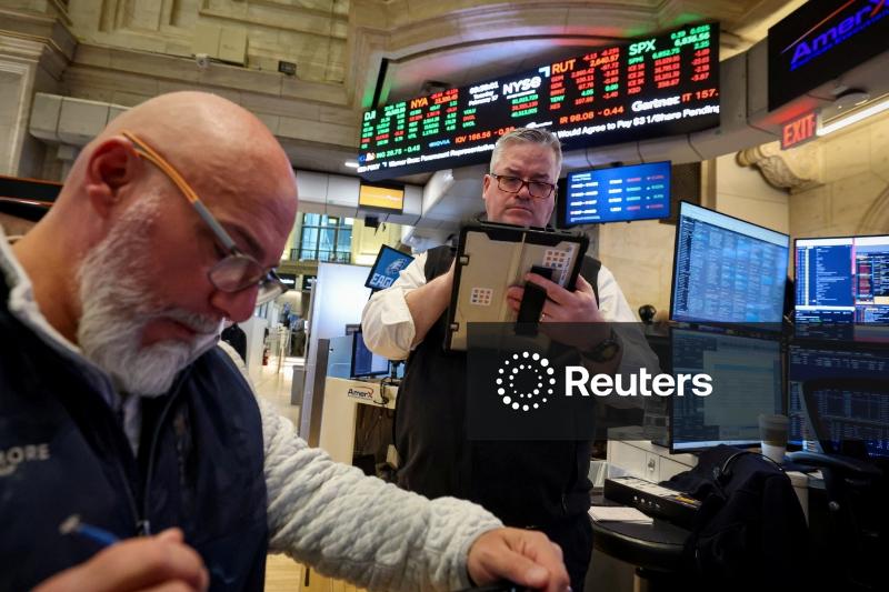 Wall Street tomba em meio a temores de problemas relacionados a IA e preocupações com tarifas