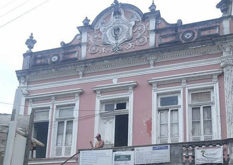 Obra descaracteriza prédio no centro histórico