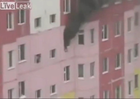 Mulher morre ao cair de um prédio em chamas 