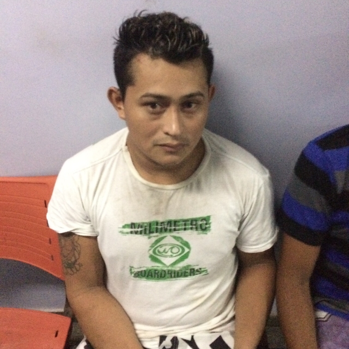 Dois homens armados suspeitos de tráfico de drogas são presos 