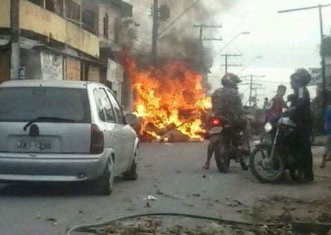Moradores fazem barricada de fogo no Nova Floresta