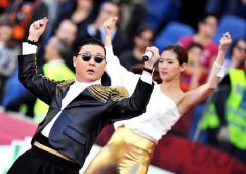 Psy é vaiado ao tentar unir torcidas rivais na final da Copa da Itália