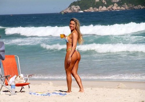 Dani Vieira usa fio dental e exibe corpão em dia de praia 