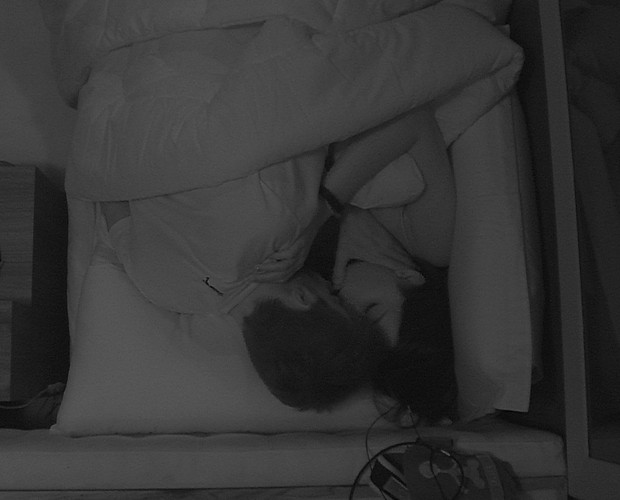 BBB 15: Rafael e Talita trocam beijos debaixo do edredom