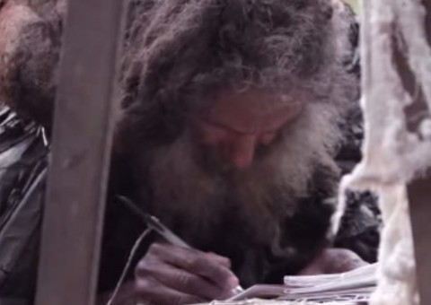 Mulher faz amizade com mendigo e descobre uma história surpreendente 