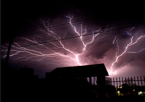 Atingido por raio, homem liga e pede socorro