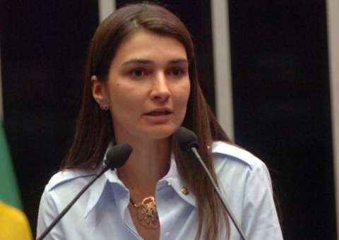 Rebecca estreita laços com PSDB e vai à posse do governador de Minas