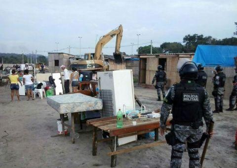 Polícia retira invasores de área da avenida das Flores