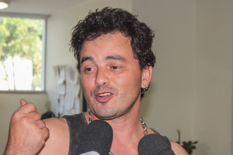 Renner fala sobre acidente após deixar delegacia. Veja: 