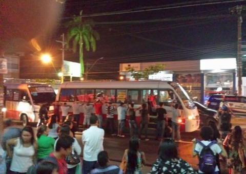 Suspeita de assalto faz polícia revistar homens em executivo