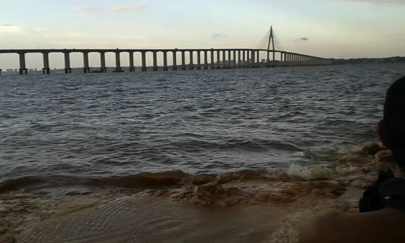 Menino sai para pegar bóia e desaparece nas águas do Rio Negro